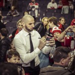 Gortat-rozdaje-autografy